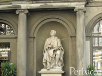 ドゥオモ横のブルネレスキ像