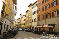 カラフルな建物が続くフィレンツェの道
