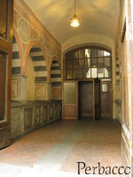 サンタ・トリニタ教会の身廊右奥へつながる入り口